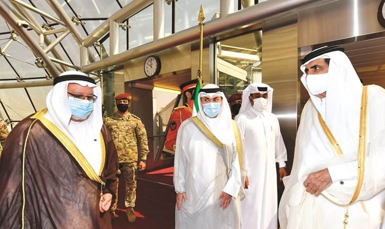 صاحب السمو الأمير الوالد الشيخ حمد بن خليفة لدى وصوله وفي استقباله الشيخ علي الجراح والشيخ خالد العبدالله
