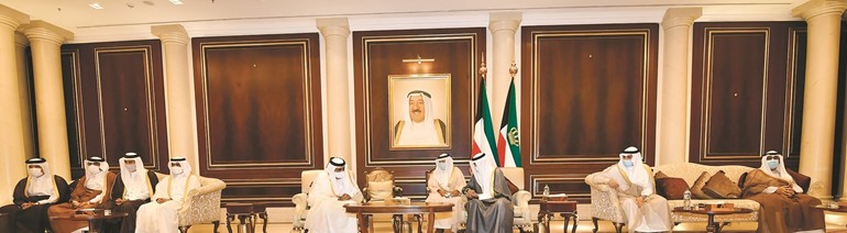 صاحب السمو الأمير الشيخ نواف الأحمد مستقبلا صاحب السمو الأمير الوالد الشيخ حمد بن خليفة والد أمير قطر والوفد المرافق بحضور رئيس مجلس الأمة مرزوق الغانم والشيخ مشعل الأحمد