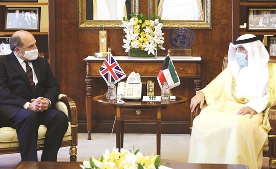 الشيخ د.أحمد ناصر المحمد خلال استقباله وزير الدفاع البريطاني بن والاس