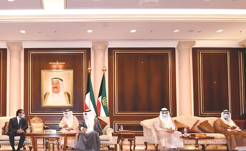 صاحب السمو الأمير الشيخ نواف الأحمد خلال استقباله سعد الحريري بحضور مرزوق الغانم والشيخ مشعل الأحمد