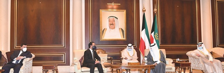 صاحب السمو الأمير الشيخ نواف الأحمد خلال استقباله رئيس مجلس النواب العراقي محمد الحلبوسي بحضور مرزوق الغانم