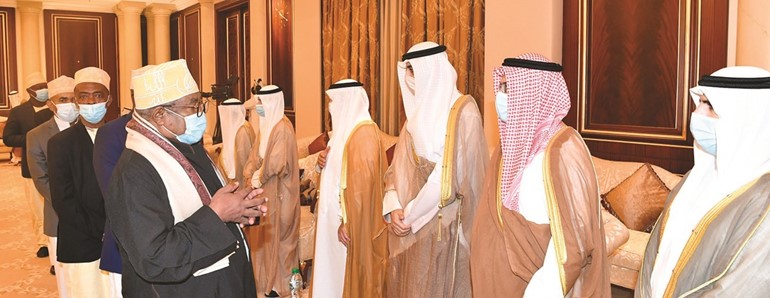 وفد جمهورية القمر يقدم العزاء لعدد من الشيوخ