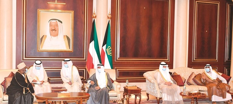 صاحب السمو الأمير الشيخ نواف الأحمد مستقبلا رئيس جمهورية القمر عثمان غزالي بحضور رئيس مجلس الأمة مرزوق الغانم والشيخ مشعل الأحمد