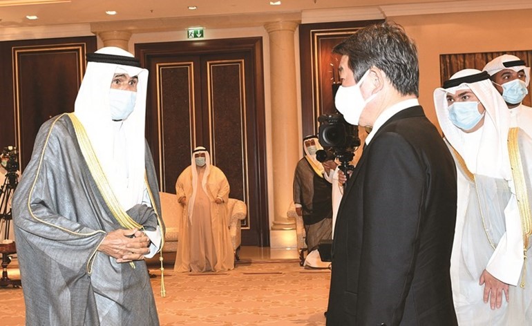 صاحب السمو الأمير الشيخ نواف الأحمد يتلقى العزاء من ممثل حكومة اليابان وزير الخارجية موتيجي توشيميتسو