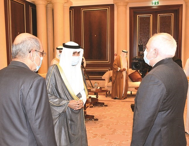 صاحب السمو الأمير الشيخ نواف الأحمد يتلقى العزاء من ممثل الرئيس الإيراني