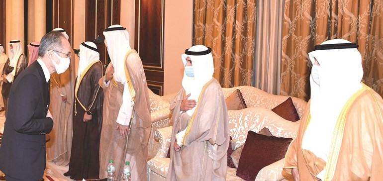 أحد أعضاء الوفد الياباني مقدما التعازي لعدد من الشيوخ