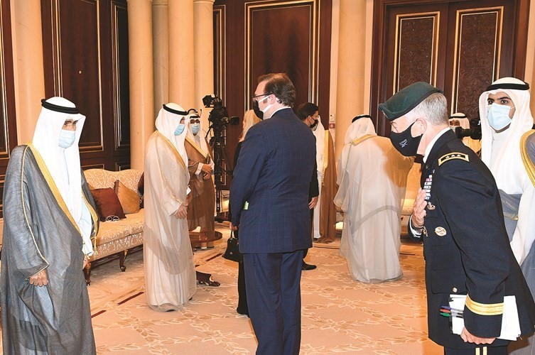 صاحب السمو الأمير يتلقى التعازي من الوفد الأميركي