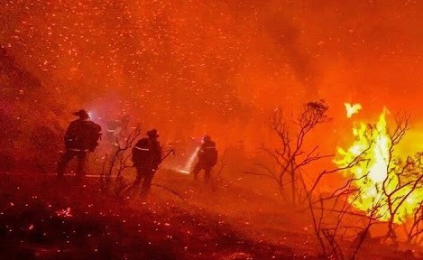 استعار حرائق الغابات في كاليفورنيا وسط استمرار جهود الاحتواء