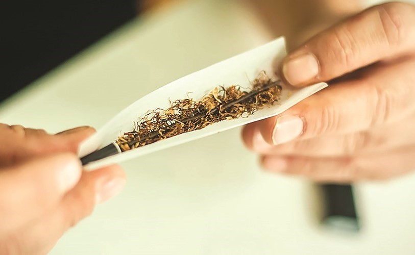متعاطٍ يتهم «عمّيه» بإيعاز من والده بضربه بعنف ليقلع عن المخدرات