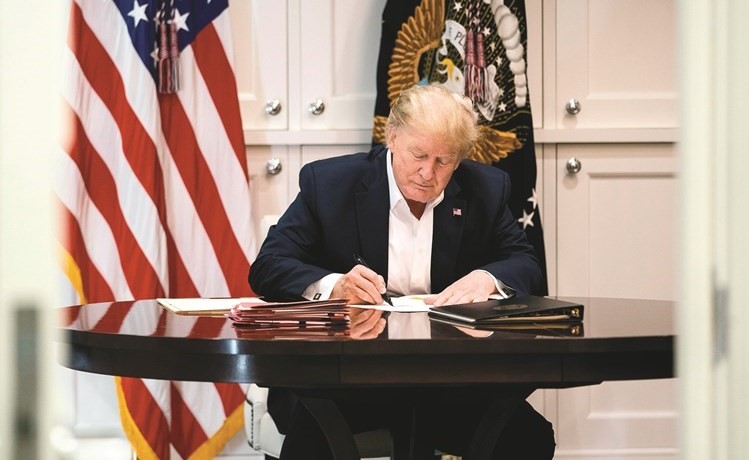 صور نشرها البيت الأبيض للرئيس دونالد ترامب وهو يعمل من الجناح الرئاسي في مستشفى والتر ريد	(أ.ف.پ)
