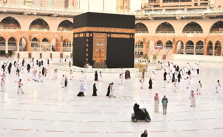 المعتمرون يطوفون حول الكعبة المشرفة ضمن أدائهم المناسك بمكة المكرمة أمس 	(واس)