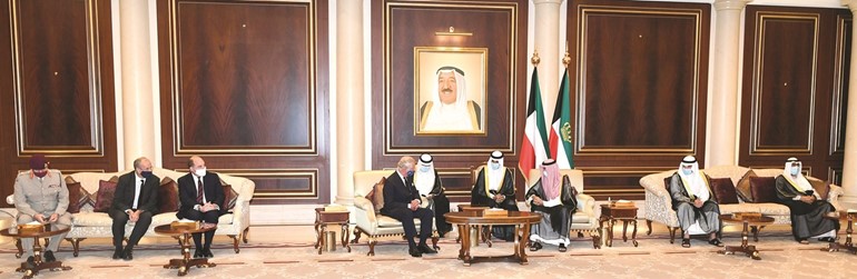 صاحب السمو الأمير الشيخ نواف الأحمد خلال استقباله صاحب السمو الملكي الأمير تشالز أمير ويلز بحضور رئيس مجلس الأمة مرزوق الغانم والشيخ مشعل الأحمد