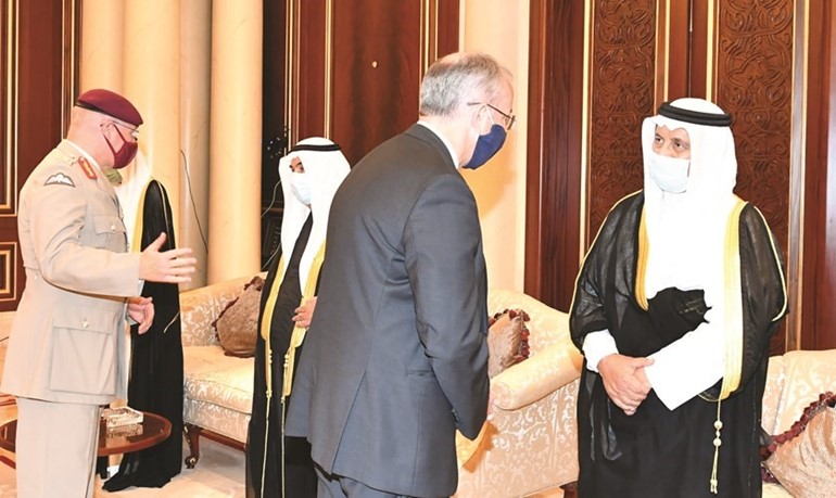 سمو الشيخ جابر المبارك يتلقى التعزية من السفير البريطاني مايكل دافنبورت