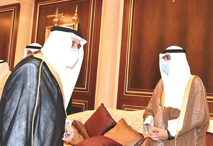 الشيخ مشعل الأحمد يتلقى التعازي من صاحب السمو الملكي الأمير فهد بن سلطان