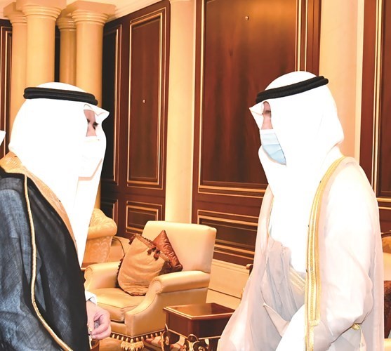 صاحب السمو الملكي الأمير فهد بن سلطان معزيا مرزوق الغانم