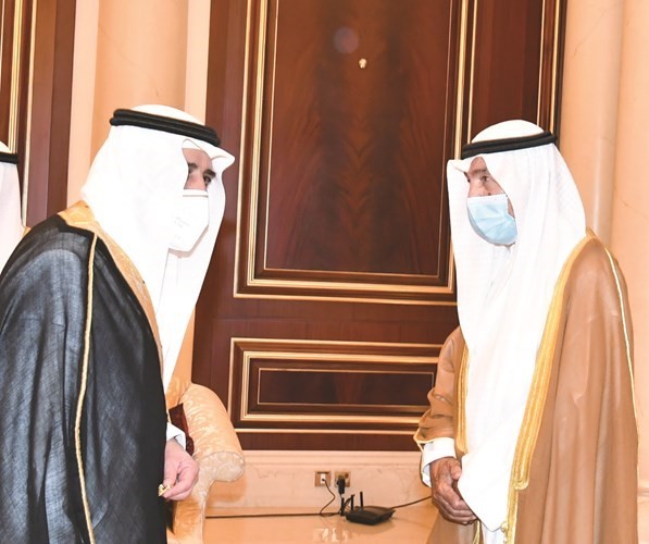 تقديم واجب العزاء للشيخ جابر العبدالله