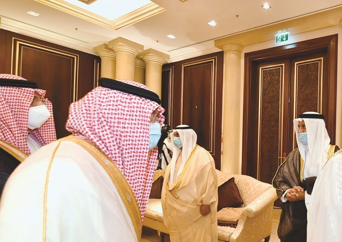 صاحب السمو الملكي الأمير خالد بن بندر يقدم واجب العزاء بفقيد الكويت الكبير