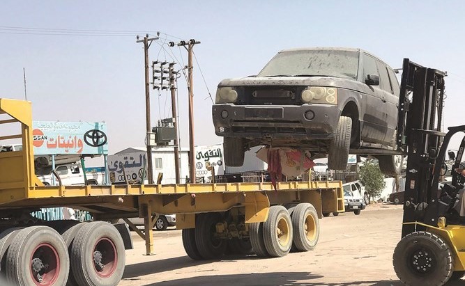  رفع إحدى السيارات المهملة في الجهراء