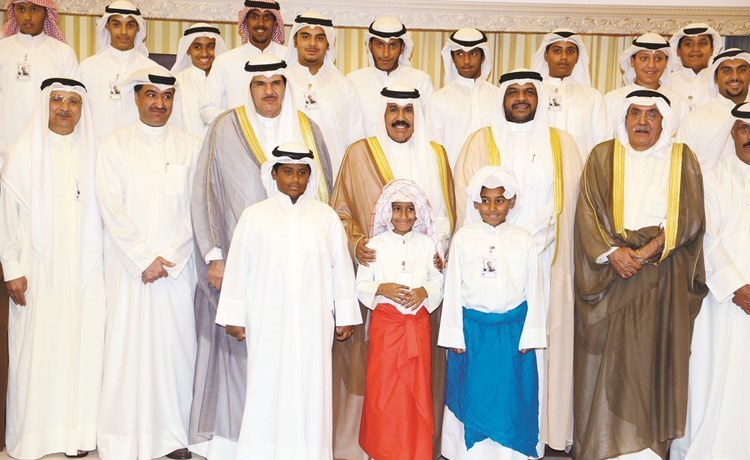 صاحب السمو الأمير الشيخ نواف الأحمد خلال استقباله إدارة النادي البحري وشباب الغوص في احدى المناسبات