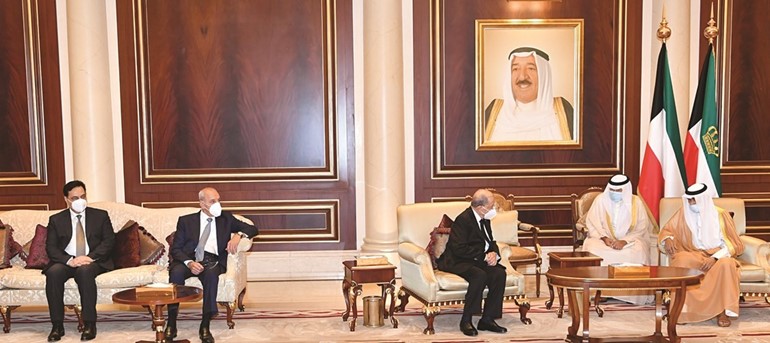 صاحب السمو الأمير الشيخ نواف الأحمد مستقبلا الرئيس اللبناني العماد ميشال عون ورئيس مجلس النواب نبيه بري ورئيس مجلس الوزراء حسان دياب