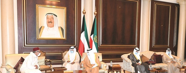 صاحب السمو الأمير الشيخ نواف الأحمد مستقبلا ممثلي ملك المغرب بحضور مرزوق الغانم والشيخ مشعل الأحمد