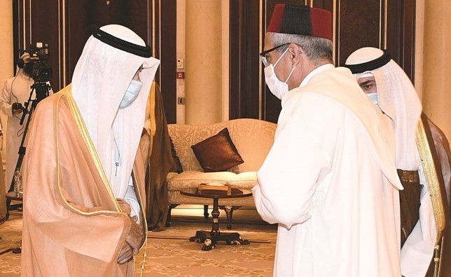 صاحب السمو الأمير الشيخ نواف الأحمد يتلقى التعازي من ممثل ملك المغرب