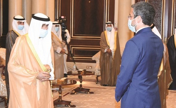 صاحب السمو الأمير الشيخ نواف الأحمد يتلقى العزاء من ممثل الحكومة الإيطالية