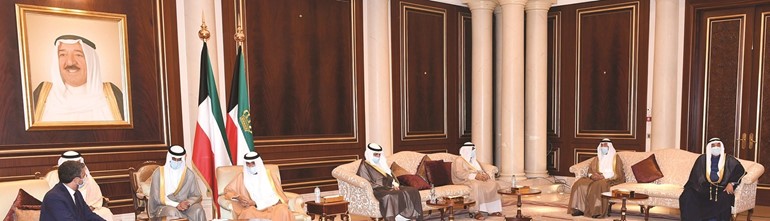 صاحب السمو الأمير الشيخ نواف الأحمد مستقبلا ممثل الحكومة الإيطالية ريكاردو فراكاروبحضورمرزوق الغانم والشيخ مشعل الأحمد والشيخ جابر العبدالله وسمو الشيخ ناصر المحمد