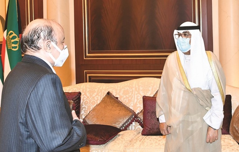 الرئيس اليمني معزيا الشيخ مشعل الأحمد