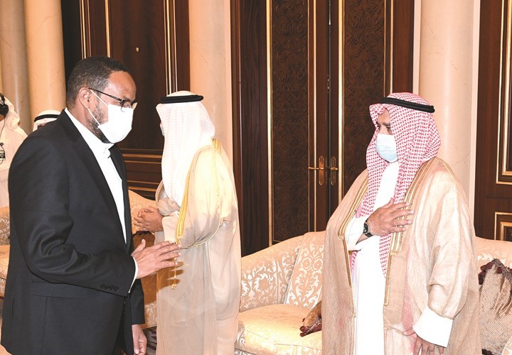 الشيخ حمد صباح الأحمد يتلقى العزاء