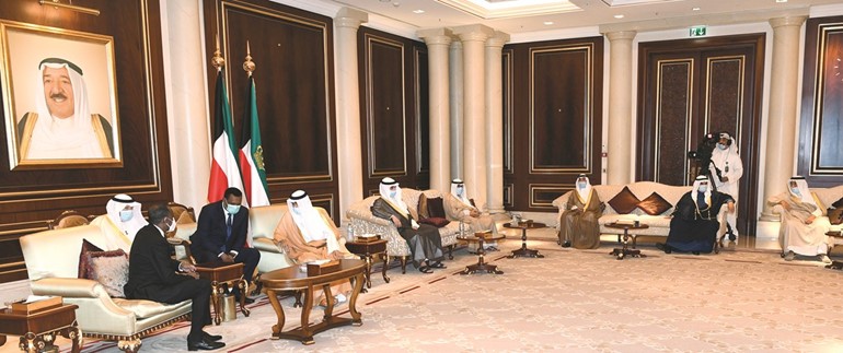صاحب السمو الأمير الشيخ نواف الأحمد مستقبلا رئيسالوزراء الصومالي محمد حسين روبليبحضور مرزوق الغانم والشيخ مشعل الأحمد والشيخ جابر العبدالله وسمو الشيخ ناصر المحمد وسمو الشيخ جابر المبارك