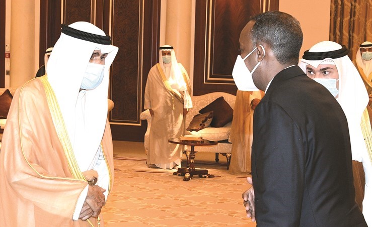 صاحب السمو الأمير الشيخ نواف الأحمد يتلقى العزاء من رئيسالوزراء الصومالي