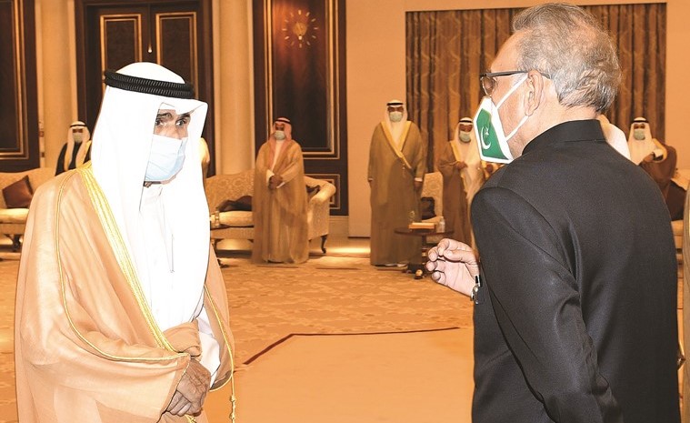 صاحب السمو الأمير الشيخ نواف الأحمد يتلقى العزاء من الرئيس الباكستاني د.عارف علوي