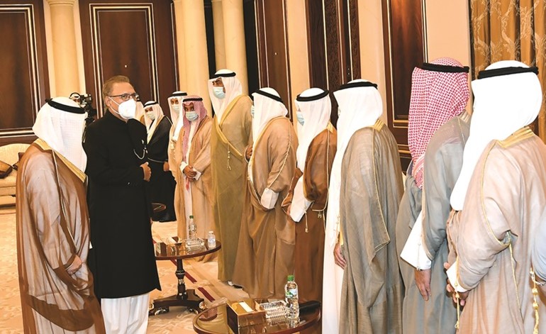 رئيس باكستان معزيا عددا من شيوخ آل الصباح