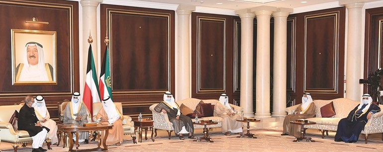 صاحب السمو الأمير الشيخ نواف الأحمد مستقبلا الرئيس الباكستاني بحضور مرزوق الغانم والشيخ مشعل الأحمد والشيخ جابر العبدالله وسمو الشيخ ناصر المحمد
