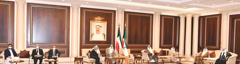 صاحب السمو الأمير الشيخ نواف الأحمد مستقبلا الرئيس الأفغاني محمد أشرف غني بحضور مرزوق الغانم والشيخ مشعل الأحمد والشيخ جابر العبدالله وسمو الشيخ ناصر المحمد