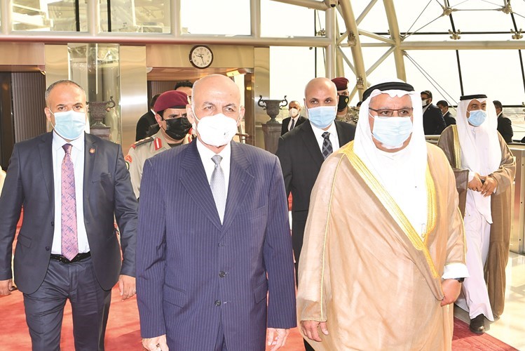  الشيخ علي الجراح لدى استقباله الرئيس الأفغاني بالمطار