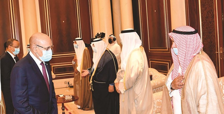 الشيخ حمد صباح الأحمد خلال تلقي تعازي الرئيس الموريتاني