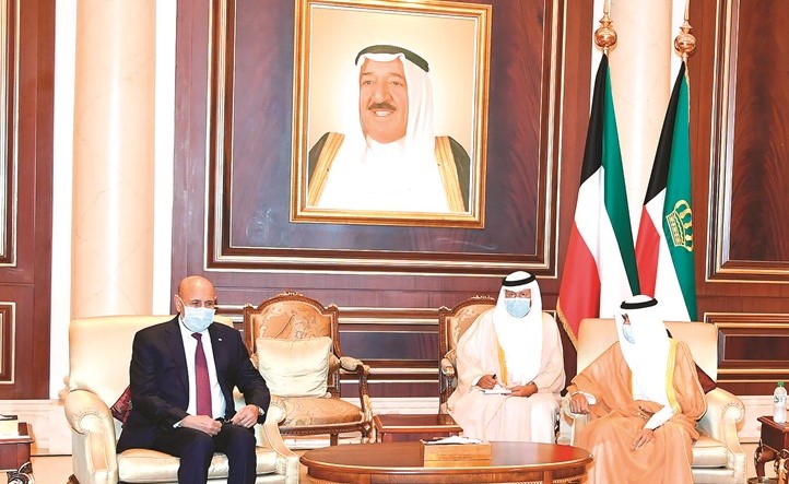 صاحب السمو الأمير الشيخ نواف الأحمد خلال استقباله الرئيس محمد ولد الشيخ الغزواني