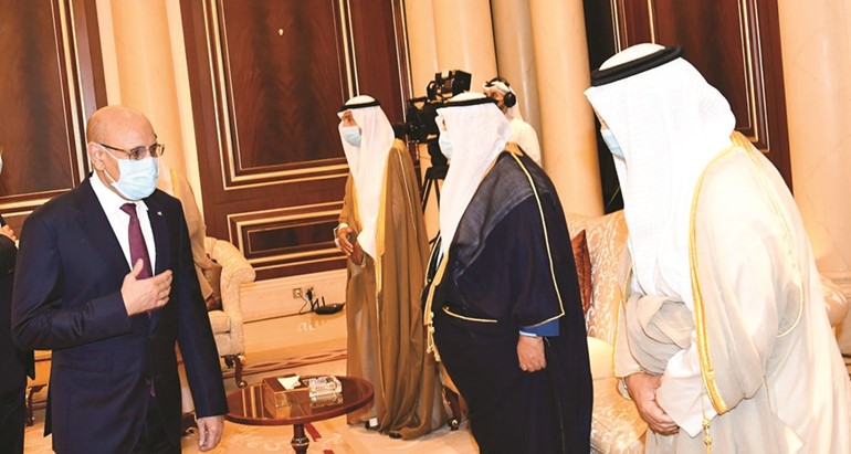 الرئيس الموريتاني معزيا الشيخ جابر العبدالله وسمو الشيخ ناصر المحمد وسمو الشيخ جابر المبارك