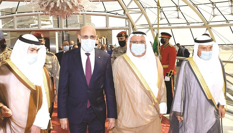 الرئيس الموريتاني لدى وصوله وفي استقباله الشيخ علي الجراح والشيخ خالد العبدالله ومحمد أبو الحسن