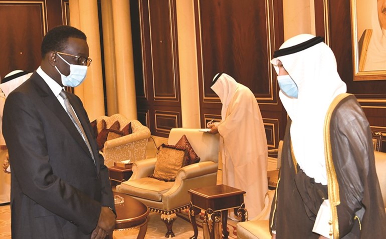 مبعوث الرئيس السنغالي معزيا مرزوق الغانم