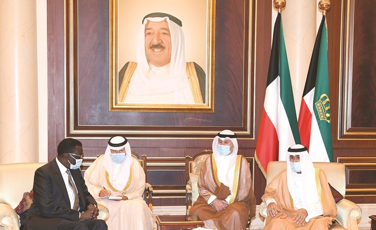 صاحب السمو الأمير الشيخ نواف الأحمد خلال تلقي العزاء من مبعوث رئيس السنغال وزير الخارجية أمادو باه