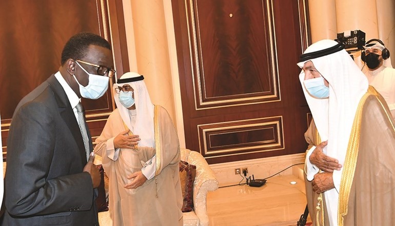 وزير الخارجية امادو باه يقدم واجب العزاء الى الشيخ مشعل الأحمد والشيخ جابر العبدالله