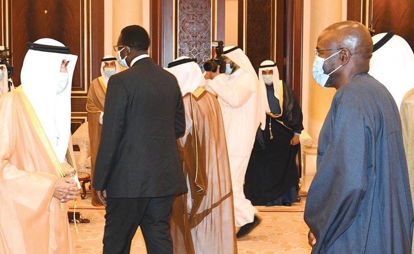 صاحب السمو الأمير الشيخ نواف الأحمد يتلقى التعزية من السفير عبدالأحد إمباكي