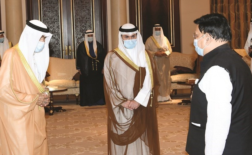 صاحب السمو الأمير الشيخ نواف الأحمد خلال تلقي العزاء من مبعوث رئيس وزراء بنغلاديش وزير الخارجية د.ايه كيه عبدالمؤمن