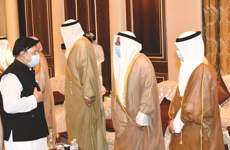 د.ايه كيه عبدالمؤمن معزيا سمو الشيخ صباح الخالد والشيخ علي الجراح والشيخ عبدالله ناصر صباح الأحمد