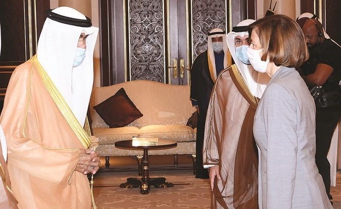 صاحب السمو الأمير الشيخ نواف الأحمد يتلقى التعازي من وزيرة القوات المسلحة فلورنس بارلي