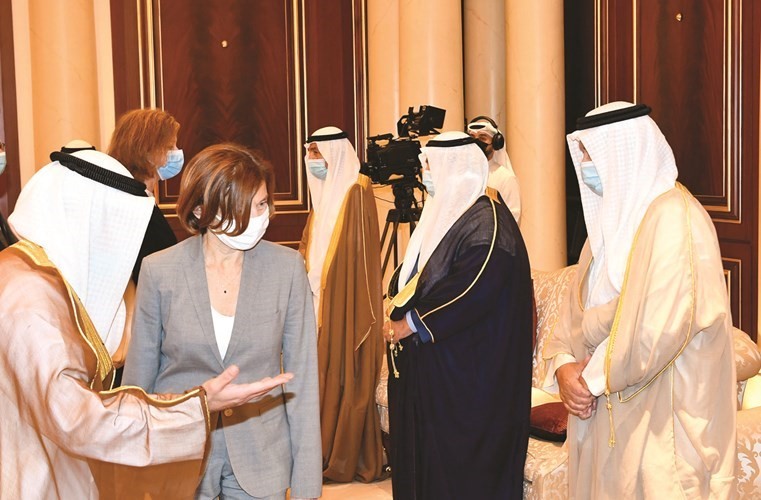 ممثلة الرئيس الفرنسي تعزي الشيخ جابر العبدالله وسمو الشيخ ناصر المحمد وسمو الشيخ جابر المبارك