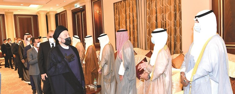 5 عمار الحكيم والوفد المرافق له خلال تقديم واجب العزاء في فقيد الوطن